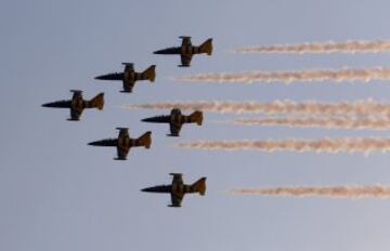 Acrobacias de los aviones L-39 Albatross del equipo Latvian Baltic Bees.