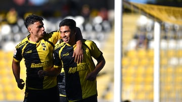 Futbol, Coquimbo Unido vs Audax Italiano.
Fecha 6, Liga primera 2025.
El jugador de Coquimbo Unido Francisco Salinas, centro, celebra tras marcar un gol contra Audax Italiano durante el partido de primera division disputado en el estadio Francisco Sanchez Rumoroso de Coquimbo, Chile.
30/03/2025
Alejandro Pizarro Ubilla/Photosport
Football, Coquimbo Unido vs Audax Italiano.
Date 6, First League 2025.
Coquimbo Unido’s player Francisco Salinas,center, celebrates after scoring a goal against Audax Italiano during the first division match played at the Francisco Sanchez Rumoroso stadium in Coquimbo, Chile.
30/03/2025
Alejandro Pizarro Ubilla/Photosport