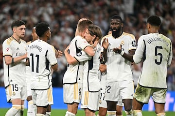 El homenaje en el minuto 86. Ancelotti retira a Kroos del campo y el Bernab¨¦u, en pie, rinde honores al jugador alem¨¢n. En la imagen, Toni y Modric se funden un abrazo.
