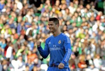 El delantero portugués del Real Madrid Cristiano Ronaldo celebra el gol marcado al Real Betis, primero para el conjunto blanco, durante el partido de la vigésima jornada de Liga de Primera División disputado en el estadio Benito Villamarín de Sevilla.