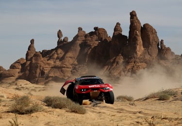 Sebastien Loeb de Bahrain Raid Xtreme y su copiloto Fabian Lurquin en acción durante la etapa 9.