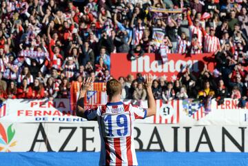 El deseo de la afición se hace realidad y Fernando Torres vuelve al Atlético, que aprovecha su poca participación en Milán para intercambiarle por Cerci. El regreso del hijo pródigo fue el mejor regalo de Reyes para muchos atléticos, que no dudaron en llenar el Vicente Calderón el 4 de enero de 2015 en su presentación oficial. Unas 45.000 personas coparon las gradas del antiguo estadio rojiblanco para volver a ver a su niño con la camiseta atlética. En sus tres temporadas y media fue una pieza importante para Simeone, siempre iniciando el curso de teórico suplente, pero acabando haciéndose con el puesto, final de Champions de 2016 incluida. Sus dos primeros goles en su vuelta fueron al Madrid en el Santiago Bernabéu. Disputa 160 partidos y consigue 38 goles, dos de ellos en una despedida que ya es historia del Metropolitano. A la par firmó una cesión de seis meses Cani, llegada sorpresa que prácticamente no tuvo protagonismo. Jugó seis partidos y tuvo su gran oportunidad con su titularidad en octavos de Champions ante el Bayer Leverkusen.