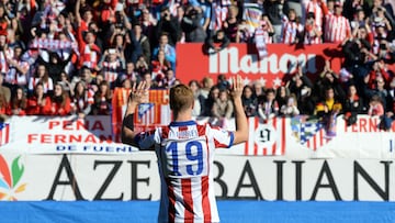 El deseo de la afición se hace realidad y Fernando Torres vuelve al Atlético, que aprovecha su poca participación en Milán para intercambiarle por Cerci. El regreso del hijo pródigo fue el mejor regalo de Reyes para muchos atléticos, que no dudaron en llenar el Vicente Calderón el 4 de enero de 2015 en su presentación oficial. Unas 45.000 personas coparon las gradas del antiguo estadio rojiblanco para volver a ver a su niño con la camiseta atlética. En sus tres temporadas y media fue una pieza importante para Simeone, siempre iniciando el curso de teórico suplente, pero acabando haciéndose con el puesto, final de Champions de 2016 incluida. Sus dos primeros goles en su vuelta fueron al Madrid en el Santiago Bernabéu. Disputa 160 partidos y consigue 38 goles, dos de ellos en una despedida que ya es historia del Metropolitano. A la par firmó una cesión de seis meses Cani, llegada sorpresa que prácticamente no tuvo protagonismo. Jugó seis partidos y tuvo su gran oportunidad con su titularidad en octavos de Champions ante el Bayer Leverkusen.