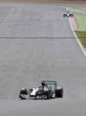 Rosberg (delante) y Lewis Hamilton.