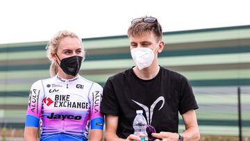 La ciclista eslovena Urska Zigart junto a su prometido, el también ciclista Tadej Pogacar, antes de la segunda etapa del Tour de Francia Femenino avec Zwift.