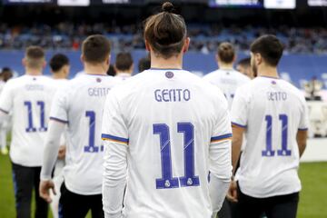 Sentido homenaje en el Santiago Bernab¨¦u a Paco Gento, antes del inicio de partido. Los jugadores del Real Madrid con el nombre de Gento a la espalda de sus camisetas.