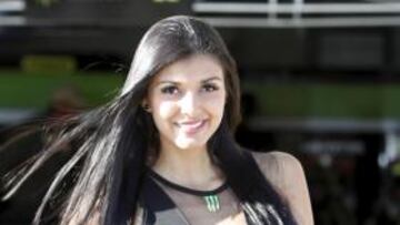 <b>El sol de Motorland </b>Motos en Motorland y guapas de las que proliferan en los grandes premios. Estética gótico-motera, sonrisa de atracar bancos y melena al Cierzo. De esa guisa apareció esta bella, reclamo de una bebida energética que ella debe haber ingerido en oceánicas cantidades.