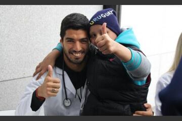 El delantero charrúa le dio felicidad a un pequeño llamado Mateoa través de una videoconferencia, aunque también ha asistido personalmente a fundaciones como Pérez Scremini para sorprender a algunos jóvenes