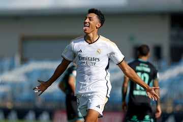 Álvaro Rodríguez celebra su gol al Atlético Baleares.