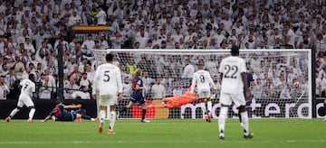 4-0. Centro de Luka Modric para la carrera de Vinicius al espacio, dribla a su marcador y con la derecha, saca un potente disparo al palo izquierdo de Janis Blaswich y anotar el cuarto.