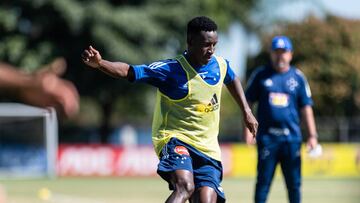 Iván Angulo durante un entrenamiento con Cruzeiro.