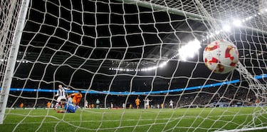 Tremendo pase al espacio de Bellingham para encontrar el desmarque de Endrick, que no falló en su mano a mano con Remiro, definiendo de forma exquisita con el exterior de su bota izquierda.