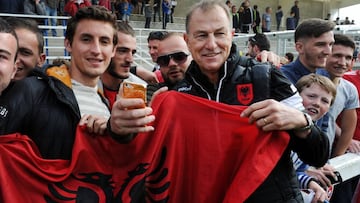 Gianni de Biasi posa junto a aficionados de Albania desplazados a tierras francesas para la cita continental. 