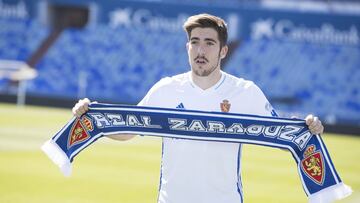 Gaizka Larraz&aacute;bal posa con una bufanda del Real Zaragoza en La Romareda.