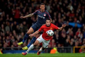 1-0. Holebas y Van Persie en la jugada del penalti.