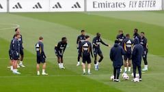 Los jugadores del Real Madrid, durante su sesión de entrenamiento de este sábado en Valdebebas.