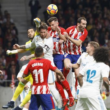 Kiko Casilla, Saúl Ñíguez, Sergio Ramos and Godín.