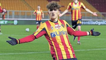 Pablo Rodríguez celebra uno de sus goles con el Lecce, donde viste un curioso dorsal: el 99.