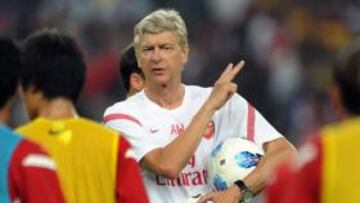 "No hay ningún movimiento en el caso de Fábregas"