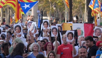 Centenares de personas con banderas de la estelada durante una concentración para recibir al expresidente de la Generalitat Carles Puigdemont en el paseo Lluís Companys, a 8 de agosto de 2024, en Barcelona, Catalunya (España). Dicha concentración ha sido convocada por entidades independentistas, con la asistencia de Junts, ERC, CUP, ANC, Òmnium Cultural, CDR y Associació de Municipis per la Independència (AMI). Puigdemont tiene previsto asistir a este acto de bienvenida para después participar en el pleno de investidura del líder del PSC, casi 7 años después de instalarse en Bélgica por las consecuencias judiciales del 'procés', y con una orden de detención.
08 AGOSTO 2024
David Zorrakino / Europa Press
08/08/2024