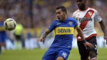 Tévez intenta controlar el balón ante Eder Álvarez Balanta.