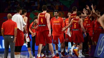 Spain&#039;s players celebrate their victory at the end of the FIBA Eurobasket 2017 quarter final basketball match between Germany and Spain at Sinan Erdem Sport Arena in Istanbul on September 12, 2017.  / AFP PHOTO / OZAN KOSE
 EUROBASKET 2017 CUARTOS PARTIDO 
 ALEMANIA - SELECCION ESPA&Ntilde;OLA ESPA&Ntilde;A  
 PUBLICADA 13/09/17 NA MA34 3COL
