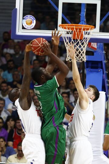 Viniy Okouo entre Anthony Randolph y Luka Doncic