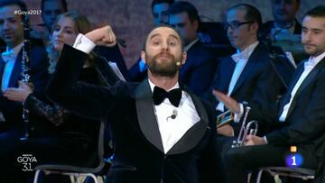 Dani Rovira en la gala de los Premios Goya 2017 haciendo el gesto de "Siempre fuerte" de Pablo Ráez