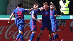 Los jugadores del Atl&eacute;tico celebran el gol de Llorente al Elche.