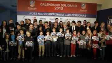 FOTO DE FAMILIA. La primera plantilla posó junto a los niños y mayores que participaron junto a ellos en la confección del calendario solidario 2013 de la Fundación.