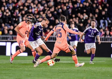 Alejandro Cañizo trata de zafarse de Andreas Christensen ante la atenta mirada de Eric García.