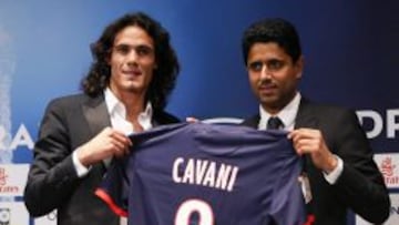 Edinson Cavani posa Nasser al-khelaifi con la camiseta del PSG durante su presentaci&oacute;n como nuevo jugador del club parisino.