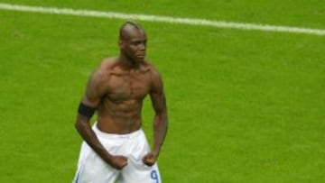 TOPSHOTS
 Italian forward Mario Balotelli celebrates after scoring the second goal during the Euro 2012 football championships semi-final match Germany vs Italy on June 28, 2012 at the National Stadium in Warsaw.  AFP PHOTO / GABRIEL BOUYS