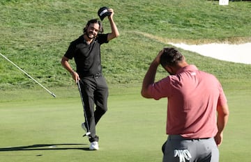 Ángel Hidalgo se dirige a saludar a Jon Rahm tras derrotarle en el playoff por el Open de España.