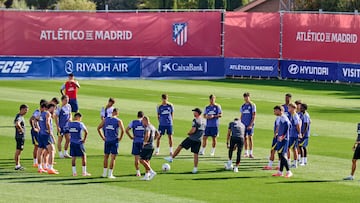 Simeone charla con sus jugadores en el inicio del entrenamiento del Atlético.