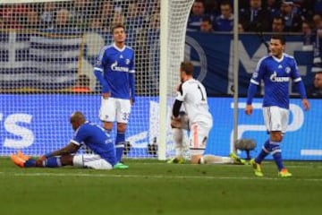 0-2. Los jugadores del Schalke hundidos tras el segundo tanto de Bale.