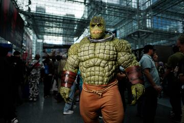 Un asistente disfrazado de Killer Croc posa durante la Comic Con de Nueva York en el Centro de Convenciones Jacob K. Javits.