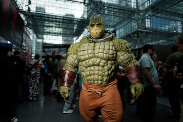 Un asistente disfrazado de Killer Croc posa durante la Comic Con de Nueva York en el Centro de Convenciones Jacob K. Javits.