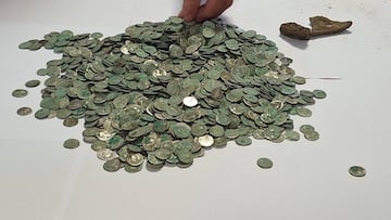 Se va de paseo con su detector de metales y encuentra un ‘tesoro’ romano de valor incalculable: “Podía sentir mi corazón latir muy fuerte”