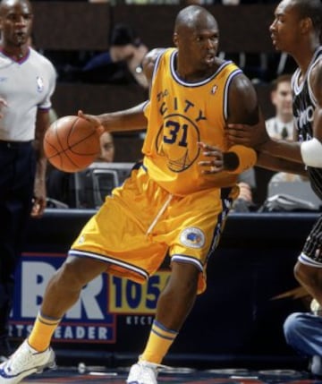 Adonal Foyle con la camiseta homenaje a la lucida por el equipo de 1966 a 1971.