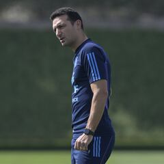 Las dudas de Scaloni para enfrentarse a Lewandowski