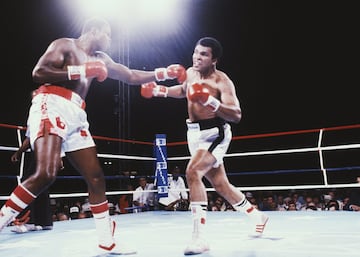 El exboxeador de Georgia, de 71 a?os, fue 19 veces campe車n mundial. Sin duda marc車 una 谷poca y asust車 mucho al inicio de su carrera. Con 28 peleas como profesional derrot車 a Ken Norton para proclamarse campe車n mundial. Despu谷s mantuvo su estatus hasta su pelea n迆mero 49, cuando perdi車 el invicto y el cintur車n IBF ante Michael Spinks. Antes hab赤a derrotado a p迆giles de la talla de Earnie Shavers, Tim Witherspoon, Gerry Cooney, James Smith y Muhammad Ali, a quien noque車.