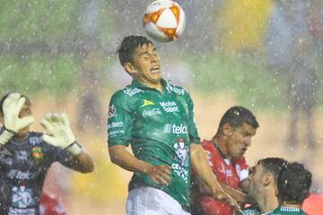 El juego fue detenido por la fuerte lluvia que cayó en el estadio, lo que provocó notorios encharcamientos en la cancha.