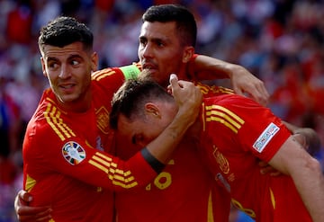 Fabian, Rodrigo y Morata celebran uno de los goles frente a Croacia