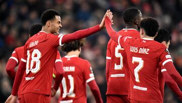 Liverpool (United Kingdom), 30/11/2023.- Cody Gakpo (L) of Liverpool celebrates with teammates after scoring the 2-0 during the UEFA Europa League group E match between Liverpool and LASK in Liverpool, Britain, 30 November 2023. (Reino Unido) EFE/EPA/PETER POWELL
