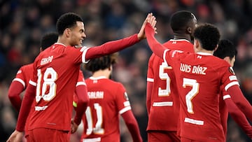 Liverpool (United Kingdom), 30/11/2023.- Cody Gakpo (L) of Liverpool celebrates with teammates after scoring the 2-0 during the UEFA Europa League group E match between Liverpool and LASK in Liverpool, Britain, 30 November 2023. (Reino Unido) EFE/EPA/PETER POWELL
