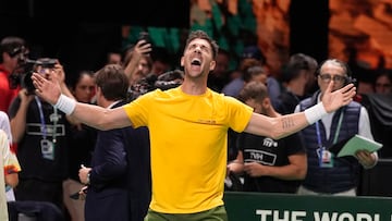 Thanasi Kokkinakis celebra su victoria contra Ben Shelton en la Copa Davis..