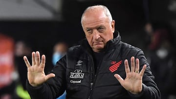 (FILES) In this file photo taken on August 11, 2022, Brazil's Athletico Paranaense coach Luiz Felipe Scolari gestures during the Copa Libertadores football tournament quarterfinals second leg match against Argentina's Estudiantes de La Plata, at the Jorge Luis Hirschi stadium in La Plata, Buenos Aires Province, Argentina. - At 73 years old, Luiz Felipe Scolari achieved another feat in his long career on the bench, leading Athletico Paranaense to the Copa Libertadores final after defeating Palmeiras in the semifinal on September 6, 2022. (Photo by Luis ROBAYO / AFP)