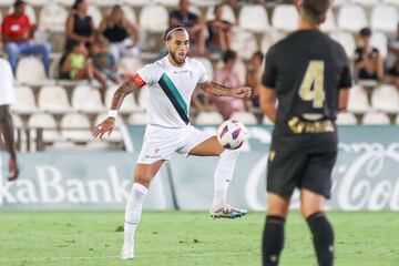 Gudelj controla un balón.