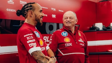 Lewis Hamilton y Fred Vasseur, juntos en el box de Ferrari en los test de F1.